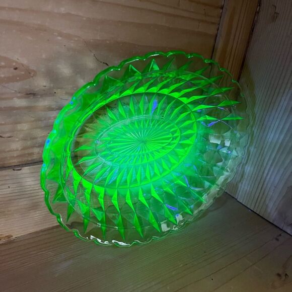 Uranium Starburst Green Glass Bowl 9” Vintage - Picture 3 of 6